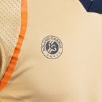camiseta-polo-lacoste-roland-garros-2023-laranja-logo-roland-garros