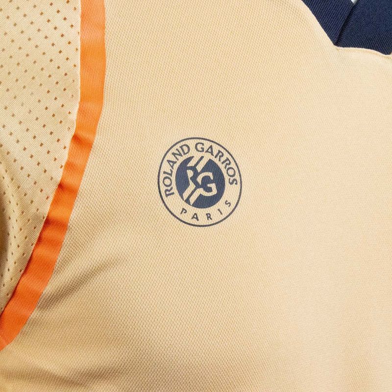 camiseta-polo-lacoste-roland-garros-2023-laranja-logo-roland-garros