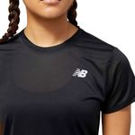 camiseta-accelerate-fem-new-balance-detalhe