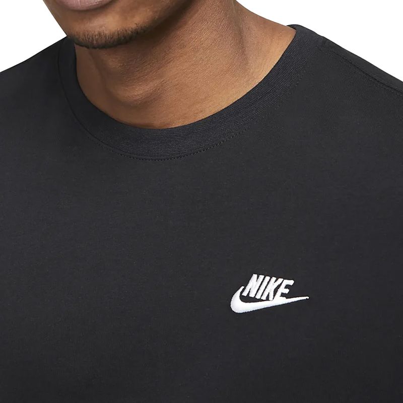 camiseta-nike-Sportswear-club-preta-logo