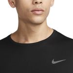 camiseta-nike-masc-uv-miler-preta-zoom