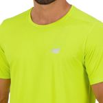 camiseta-accelerate-masc-amarelo-neon-new-balance-detalhe