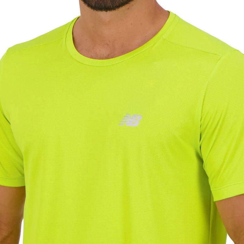 camiseta-accelerate-masc-amarelo-neon-new-balance-detalhe