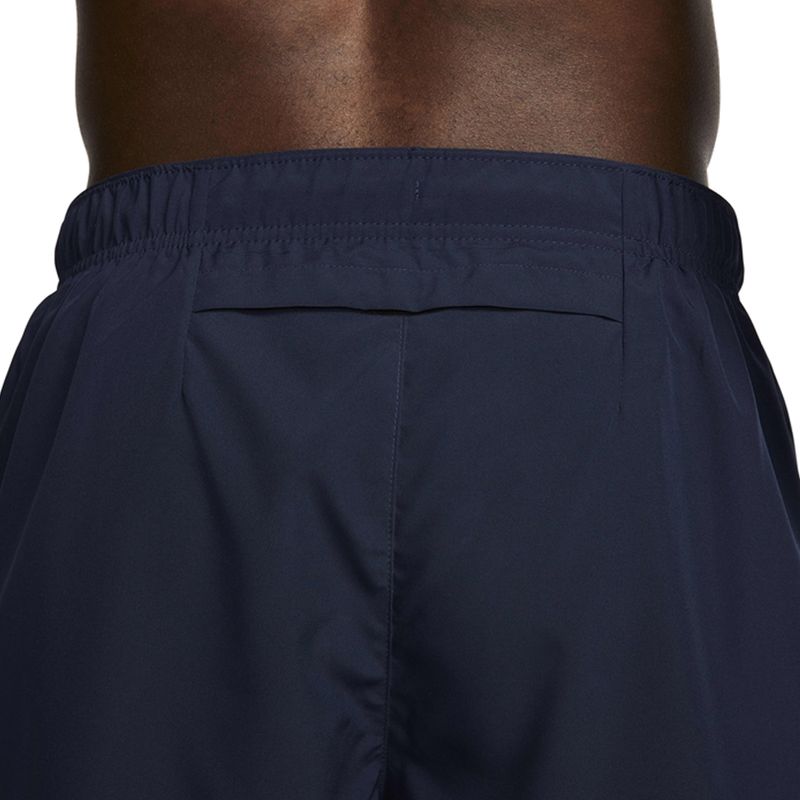 short-nike-challanger-marinho-detalhe-atras
