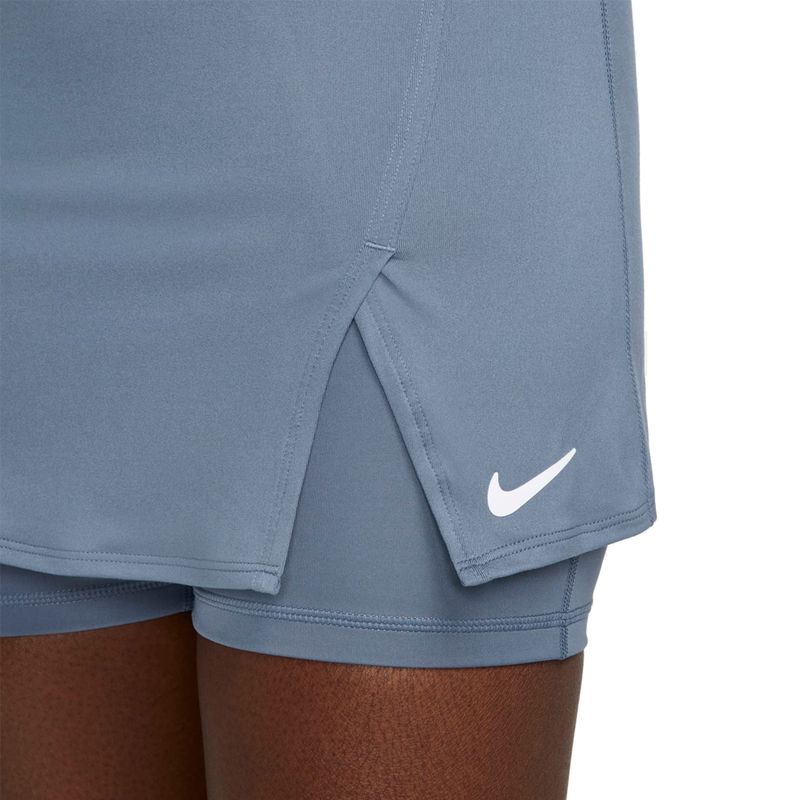 short-saia-nike-fem-court-drifit-victory-flouncy-azul-detalhe