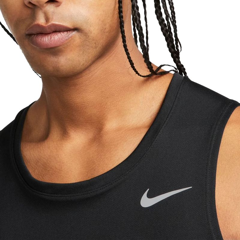 Regata-nike-miler-tank-preta-zoom