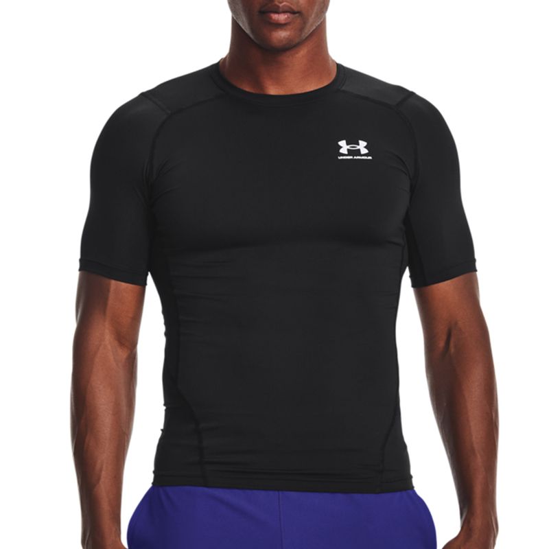 camiseta-compressao-under-ss-preta-modelo1