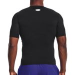 camiseta-compressao-under-ss-preta-modelo2