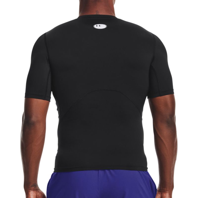 camiseta-compressao-under-ss-preta-modelo2