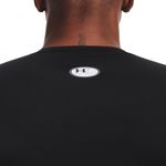 camiseta-compressao-under-ss-preta-detalhes